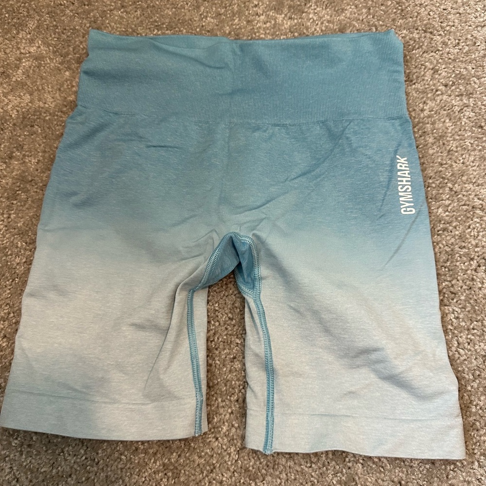 Ombré GYMSHARK biker shorts. Can be
Scrunched up on legs so they aren’t so long